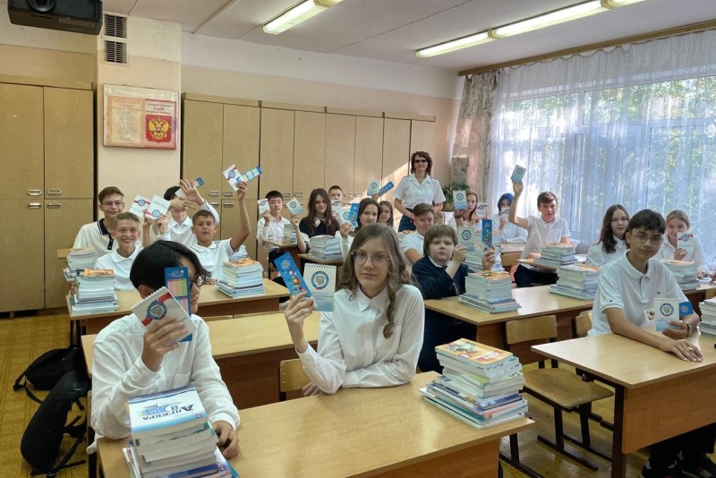 В Красногорске сотрудники налоговой службы поздравили детей с Днем знаний 