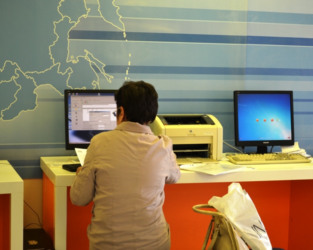 На гостевом компьютере в операционном зале можно воспользоваться сервисами официального сайта ФНС России 