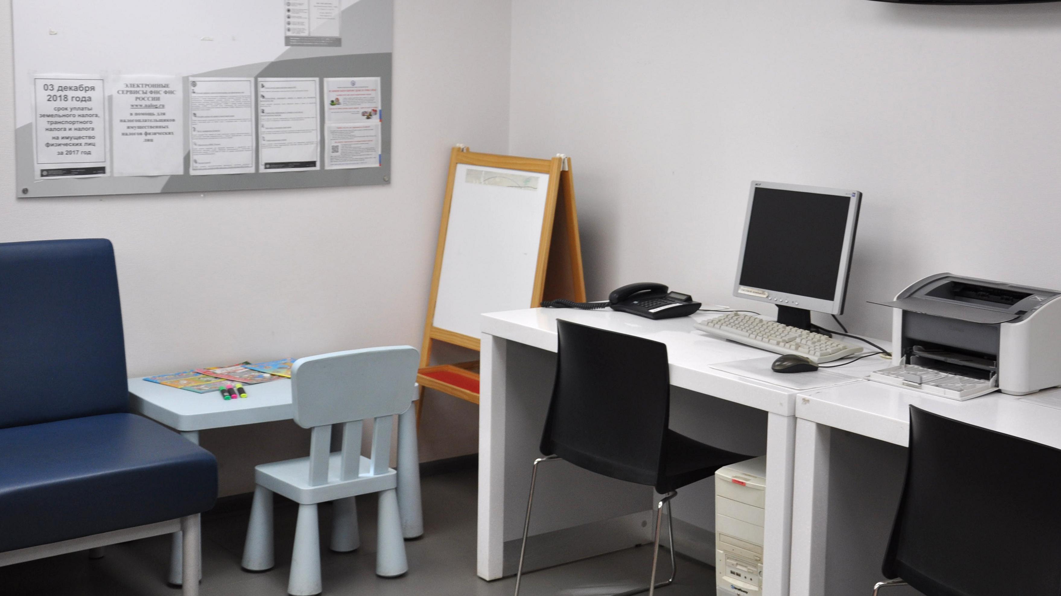 На гостевом компьютере в операционном зале Вы можете воспользоваться сервисами официального сайта ФНС России и распечатать документы