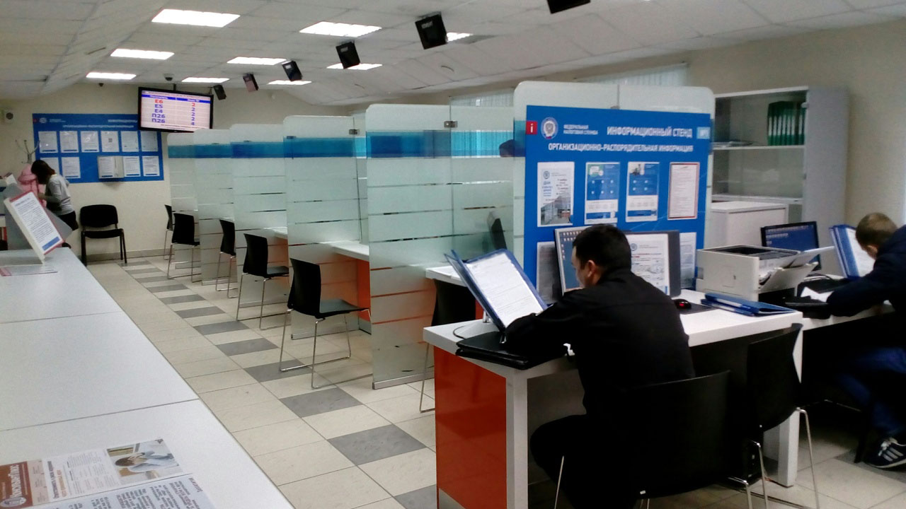 На гостевых компьютерах в операционном зале Вы можете воспользоваться сервисами официального сайта ФНС России и распечатать документы