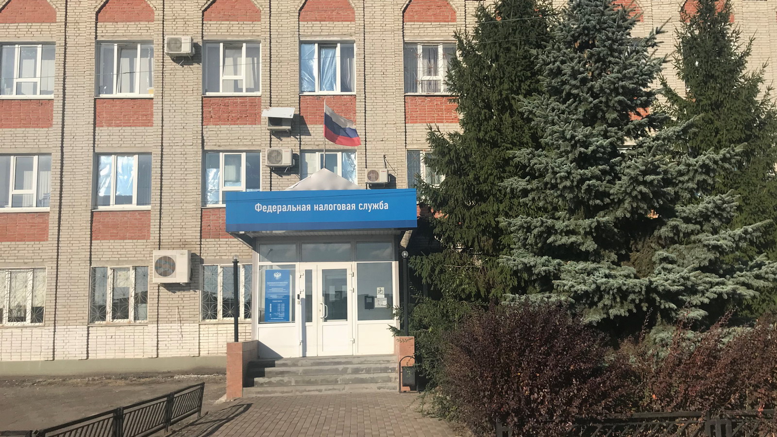  Вход в здание Межрайонной инспекции Федеральной налоговой службы № 4 по Пензенской области