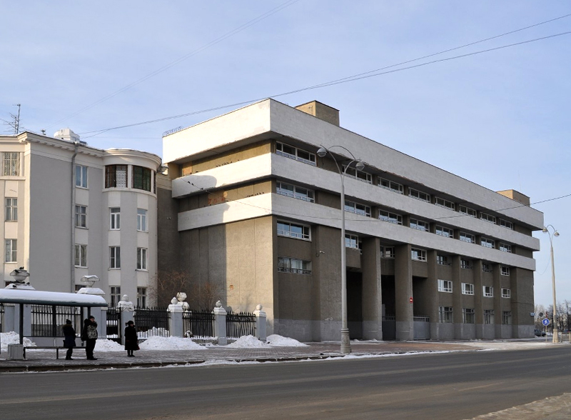 Фасад здания Межрегиональной инспекции ФНС России по Уральскому федеральному округу со стороны ул. 8 Марта, остановка «Драмтеатр»