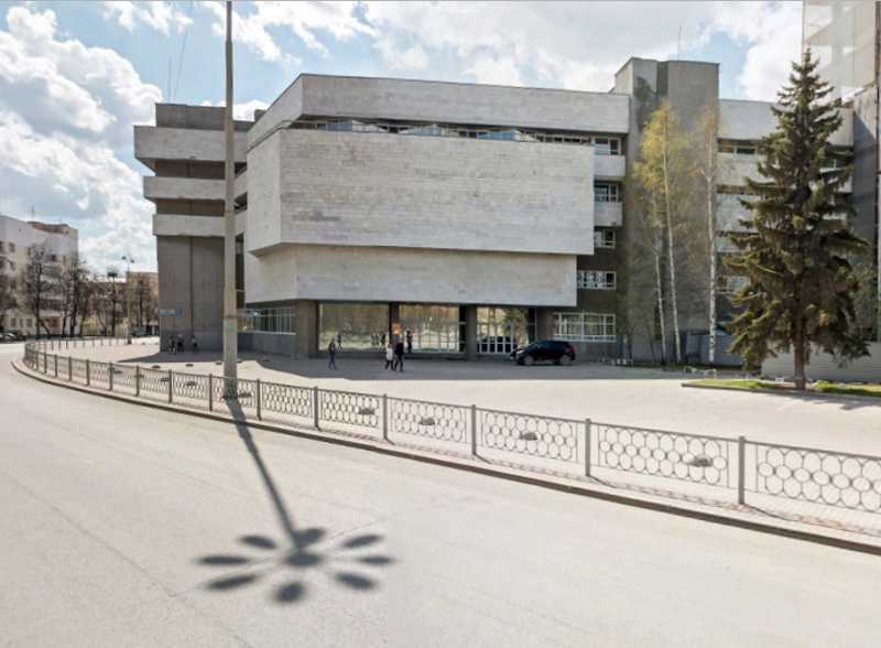 Фасад здания Межрегиональной инспекции ФНС России по Уральскому федеральному округу со стороны ул. Бориса Ельцина