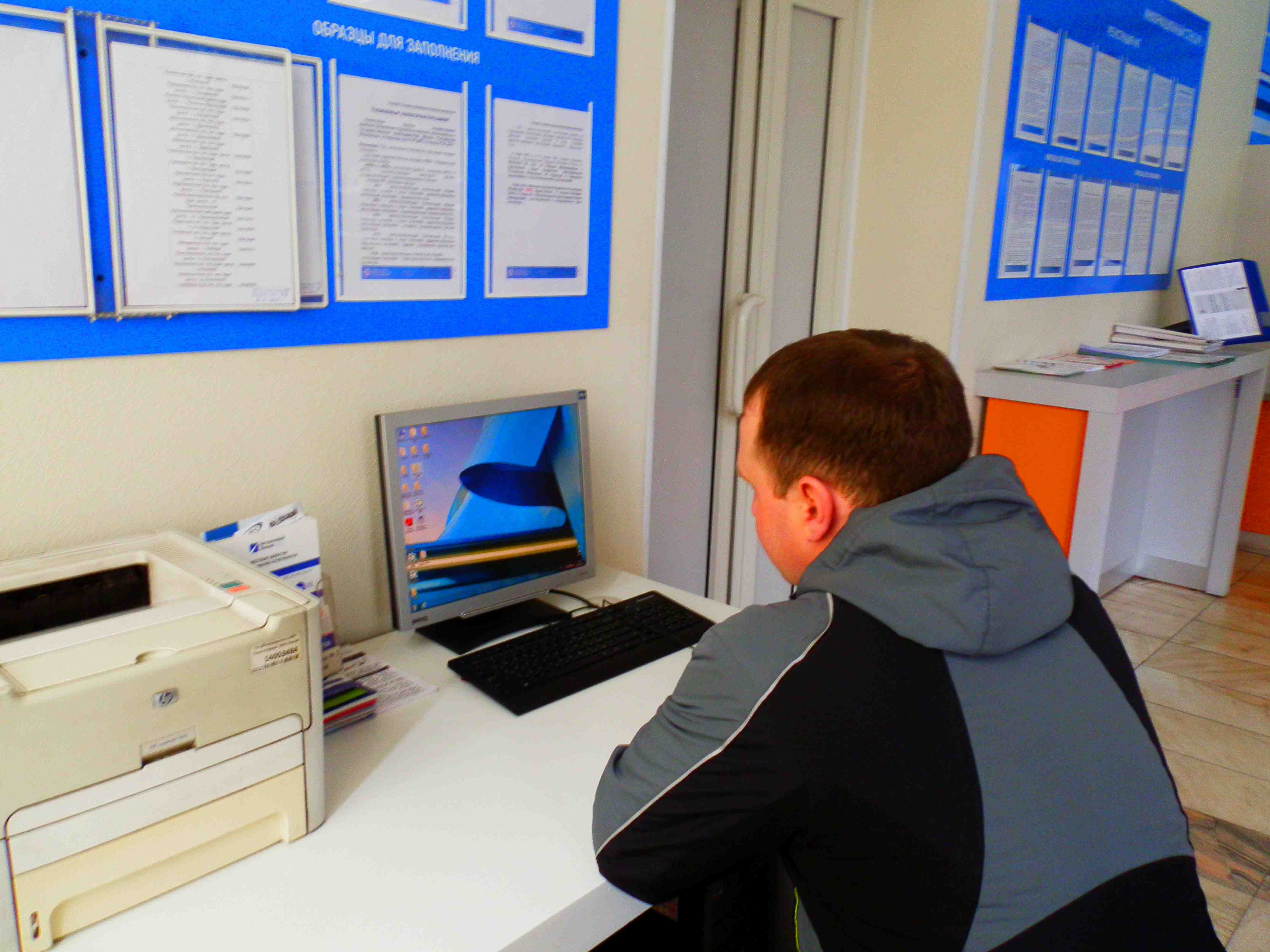 На гостевом компьютере в операционном зале №1 Вы можете воспользоваться сервисами официального сайта ФНС России и распечатать документы.