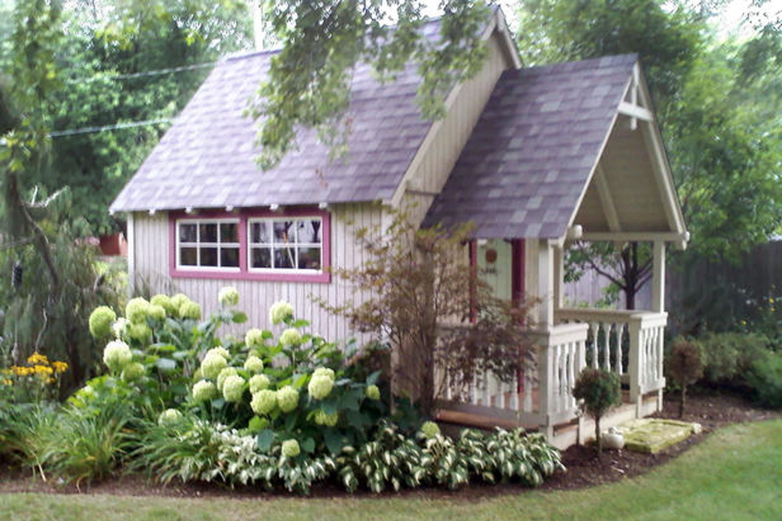 Можно дачу. Дачный домик с огородом. Маленький домик с огородом. Красивый простой дачный участок. Красивые небольшие дачные участки.