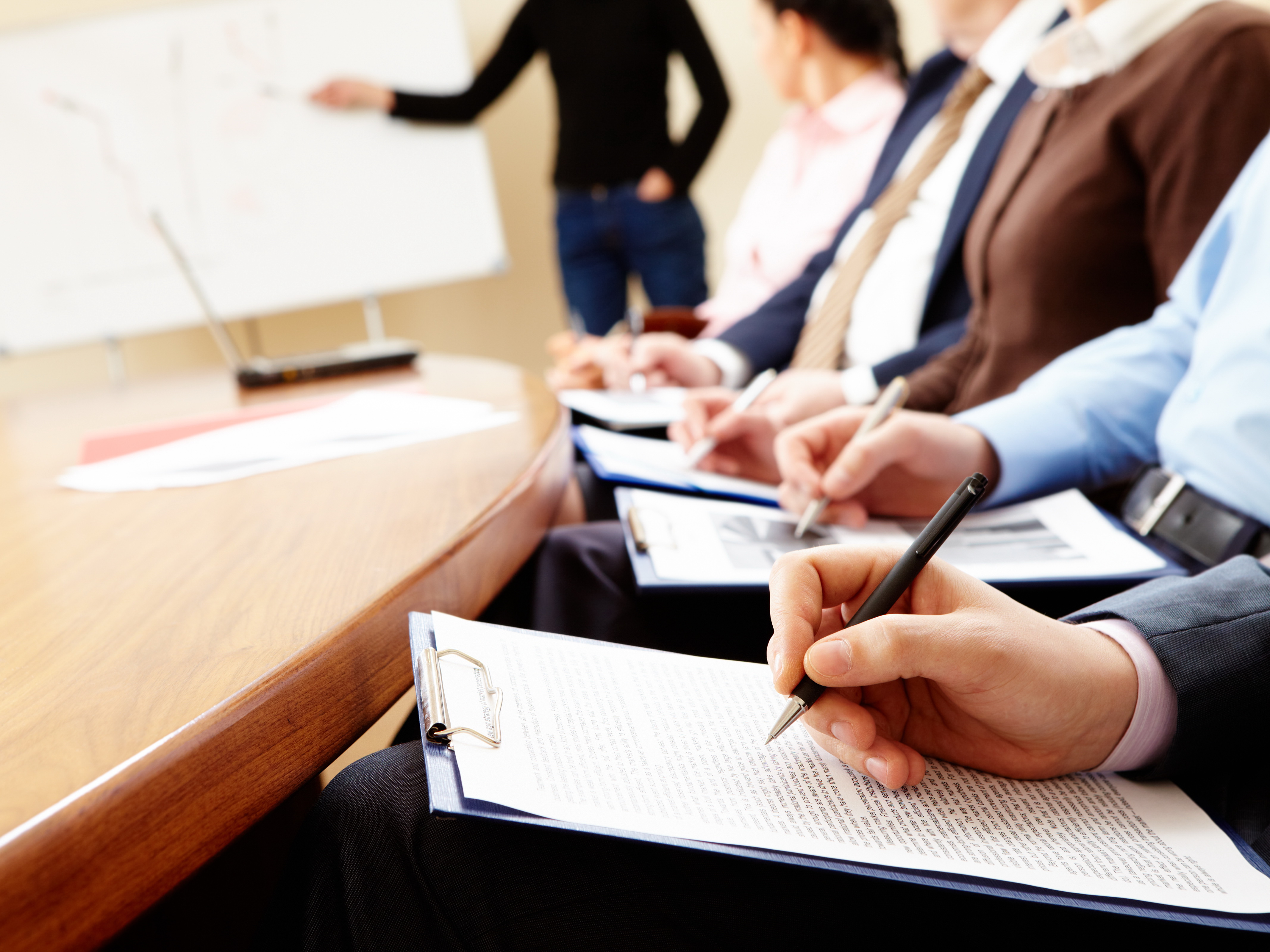 Работа личным управляющим. Бухгалтер мужчина. Деловая встреча. Бизнес иллюстрации. Занятой человек.