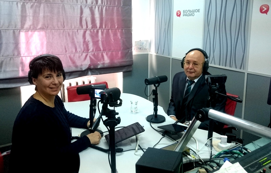 Большое радио новости. Интервью в радиостудии. Hflbjdtotybt в великобритании. Большое радио новости. Большое радио логотип.